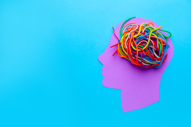 Carta testa umana e lacci su sfondo a colori. Concetto di neurologia - Foto, immagini