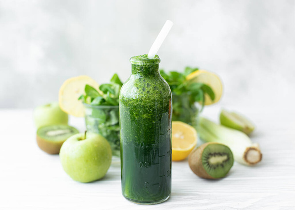 spinach, cross salad and celery smoothie with lemon in a bottle - Valokuva, kuva