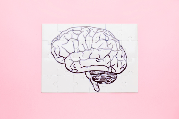 παζλ με ανθρώπινο εγκέφαλο στο φόντο χρώμα - Φωτογραφία, εικόνα
