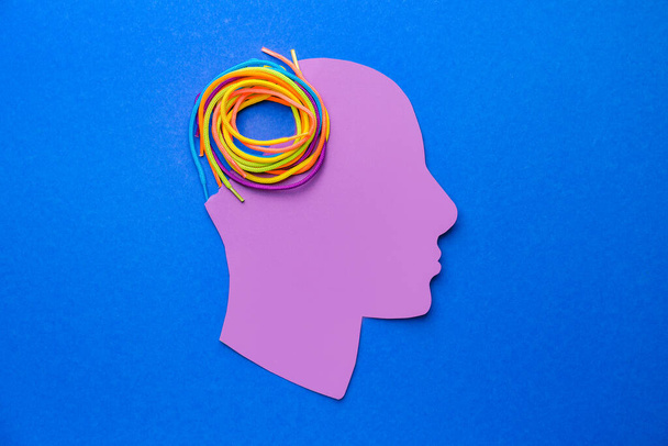 Cabeza humana de papel y cordones sobre fondo de color. Concepto neurológico
 - Foto, Imagen