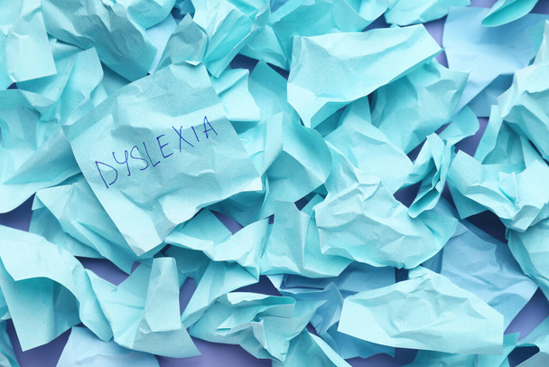 Masanın üzerinde buruşmuş kağıt çarşaflar. Disleksi kavramı - Fotoğraf, Görsel