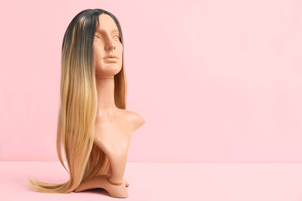 Mannequin with female wig on color background - Fotografie, Obrázek