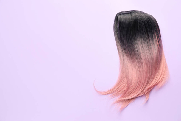 Renk arkaplanındaki alışılmadık peruk - Fotoğraf, Görsel