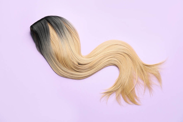 Длинный парик на цветном фоне
 - Фото, изображение