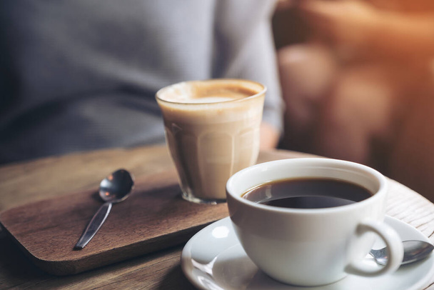 Imagen de primer plano de una taza de café Americano y un vaso de café con leche en la mesa de madera vintage en la cafetería
 - Foto, Imagen