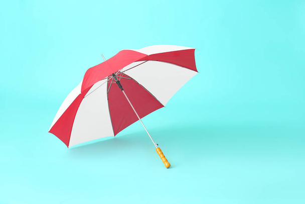 Stylový deštník na barevném pozadí - Fotografie, Obrázek