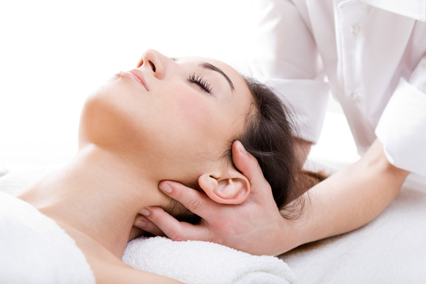 Woman enjoying massage at beauty spa - Foto, Imagen