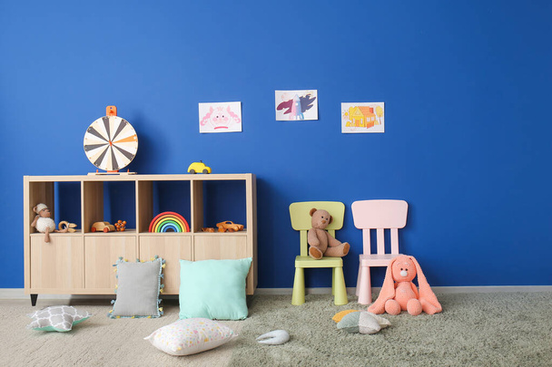 Stilvolles Interieur des modernen Spielzimmers im Kindergarten - Foto, Bild