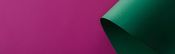 πράσινο χαρτί στροβιλισμού σε μωβ φόντο, πανοραμική βολή - Φωτογραφία, εικόνα