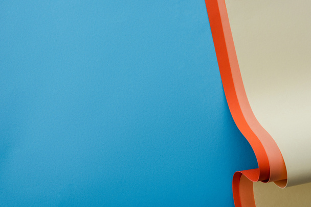 барвистий паперовий вихор на синьому фоні
 - Фото, зображення