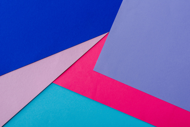 fondo geométrico abstracto con papel rosa, azul y violeta
 - Foto, imagen