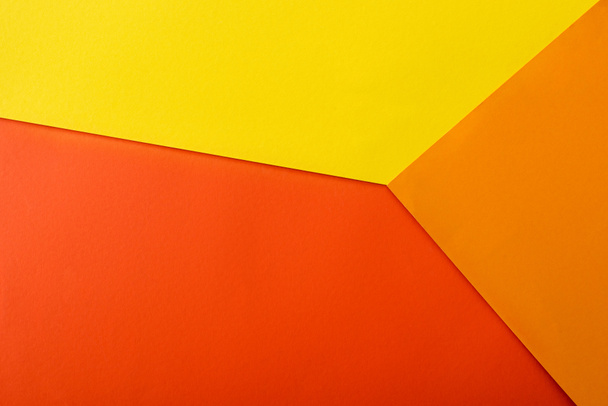 абстрактный геометрический фон с красной, желтой и оранжевой яркой бумагой
 - Фото, изображение