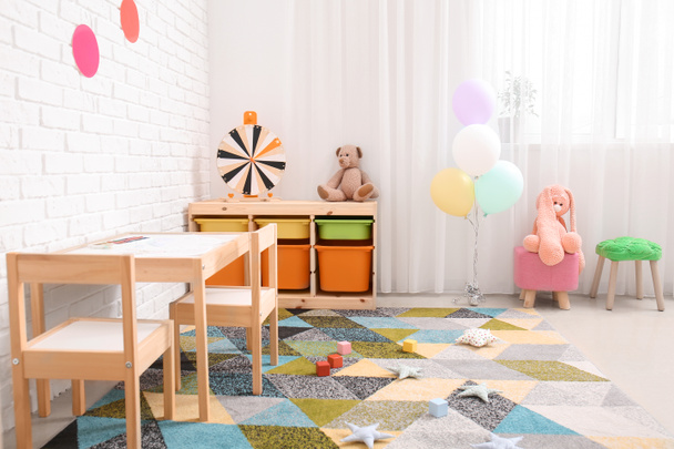 Stylowe wnętrze nowoczesnego pokoju zabaw w przedszkolu - Zdjęcie, obraz