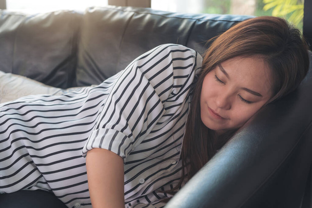 Close-up beeld van een mooie aziatische vrouw het nemen van een dutje overdag met gevoel ontspannen - Foto, afbeelding