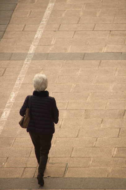 Envelhecimento de pessoas andando na rua - Foto, Imagem