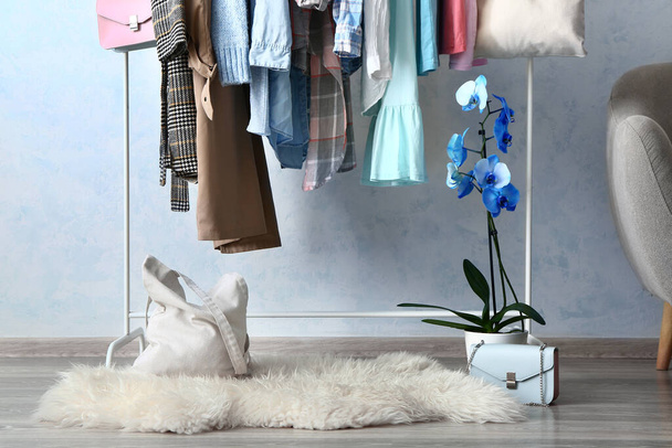Percha con ropa y bolso ecológico en vestidor
 - Foto, imagen