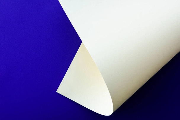 белый красочный бумажный вихрь на голубом фоне
 - Фото, изображение