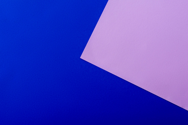 fond géométrique abstrait avec papier bleu et violet - Photo, image