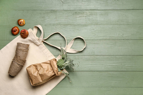 Эко-сумка с горшками, растениями и луковицами на деревянном фоне
 - Фото, изображение
