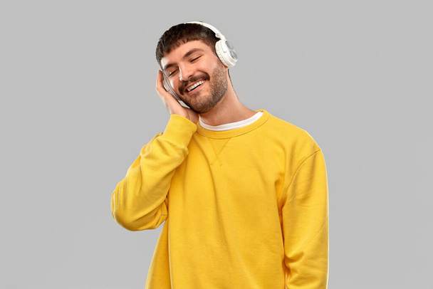 happy young man in headphones listening to music - Foto, Imagem