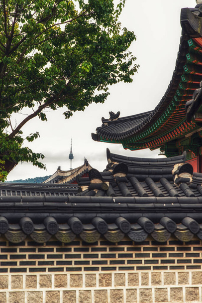 Pałac Changdeokgung z wieżą Seulu w tle. Lista światowego dziedzictwa UNESCO, Seul, Korea Południowa, Azja - Zdjęcie, obraz