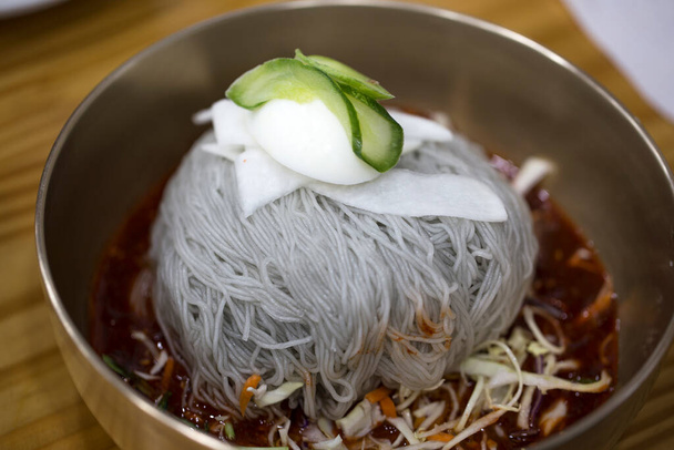 Bibim coreano Naengmyeon, fideos de trigo sarraceno refrigerado con fuente picante
 - Foto, imagen