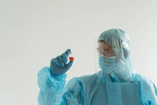 Arzt hält Ampulle mit Medikamenten - Foto, Bild