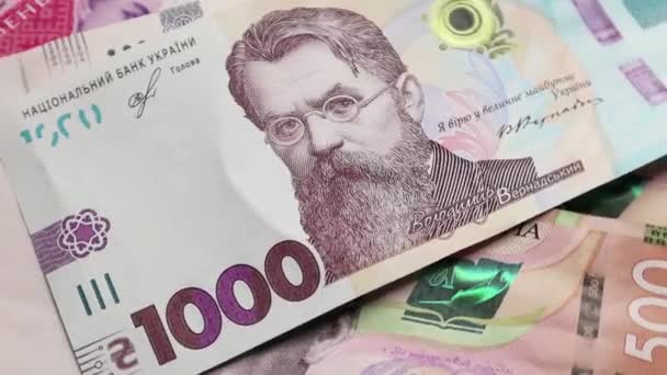 1000リビア語で1つの紙のノート。ウラジーミル・イワノヴィチ・ヴェルナツキーの肖像画、ウクライナの紙幣に1000枚。ウクライナのお金。回転が遅い、お金の背景 - 映像、動画
