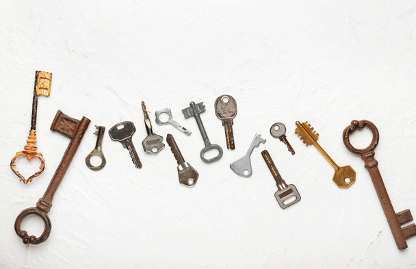 Many keys on white background - Foto, Bild