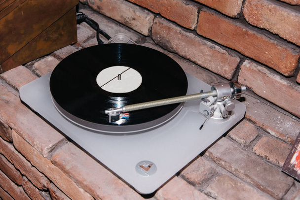 tourne-disque pour vieux disques vinyle musique classique lors d'une fête au loft dj. gramophone, plaques rares style vintage - Photo, image