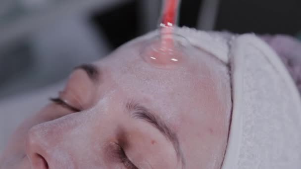 Recepción de darsonval eléctrico procedimiento de masaje facial
. - Metraje, vídeo