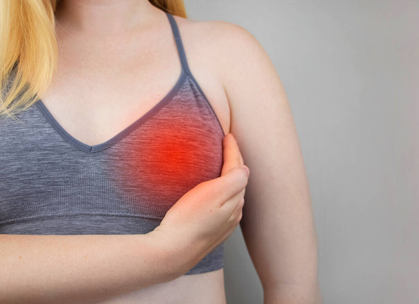 女性は胸の痛みに苦しんでいます。婦人科医-哺乳類学者による検査で。乳疾患の予防の概念,癌,マスタパシーやホルモン障害 - 写真・画像