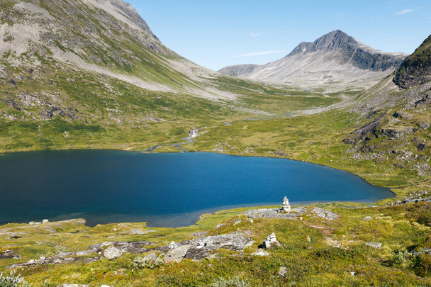 ノルウェーの山々 の上部にある湖 - 写真・画像