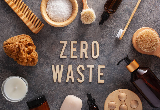 nul afval eco-vriendelijke hygiëne badkamer concept. houten tandenborstel zeep borstel natuurlijke spons - Foto, afbeelding