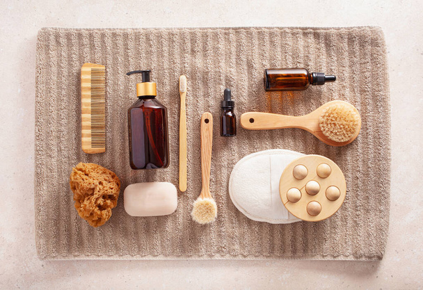 nul afval eco-vriendelijke hygiëne badkamer concept. houten tandenborstel zeep borstel cosmetische - Foto, afbeelding