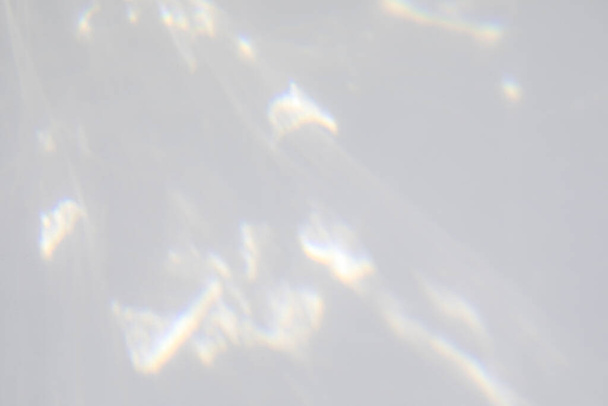 Η υφή του νερού επικαλύπτει το αποτέλεσμα για φωτογραφίες και μακέτες. Οργανική drop διαγώνια σκιά και φως καυστική επίδραση σε ένα λευκό τοίχο. Σκιές για φυσικά εφέ φωτός - Φωτογραφία, εικόνα