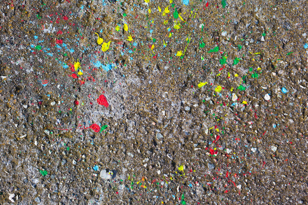 Roiske maalia harmaalla, rapautuneella betonitaustalla (kopiotila) - Valokuva, kuva