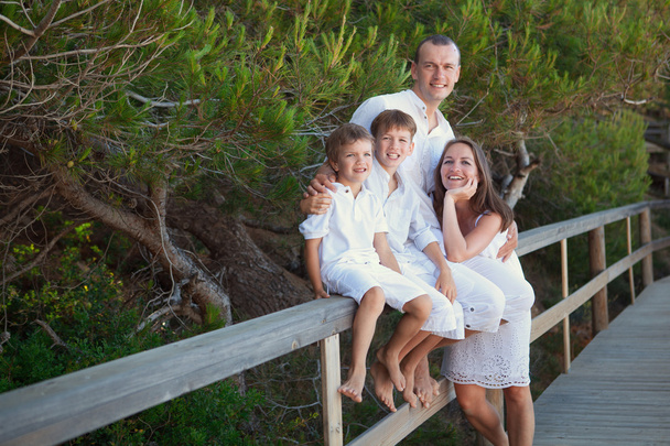 Muotokuva onnellinen perhe valkoisissa vaatteissa
 - Valokuva, kuva