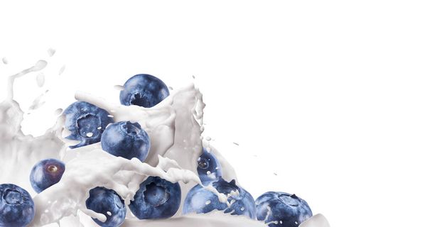 Frische Blaubeeren fallen isoliert auf weißem Hintergrund in Milch oder Joghurt. Spritzige Milch oder Joghurt, köstliche Flüssigkeit und Beeren mit leeren Raum für Design-Anwendungen - Foto, Bild