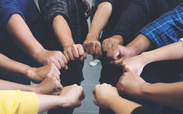 Группа бизнес-команды объединяет свои руки вместе с властью и успешной концепцией
  - Фото, изображение