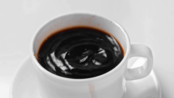 Закрыть черный кофе наливая в чашку изолированы на белом
  - Кадры, видео
