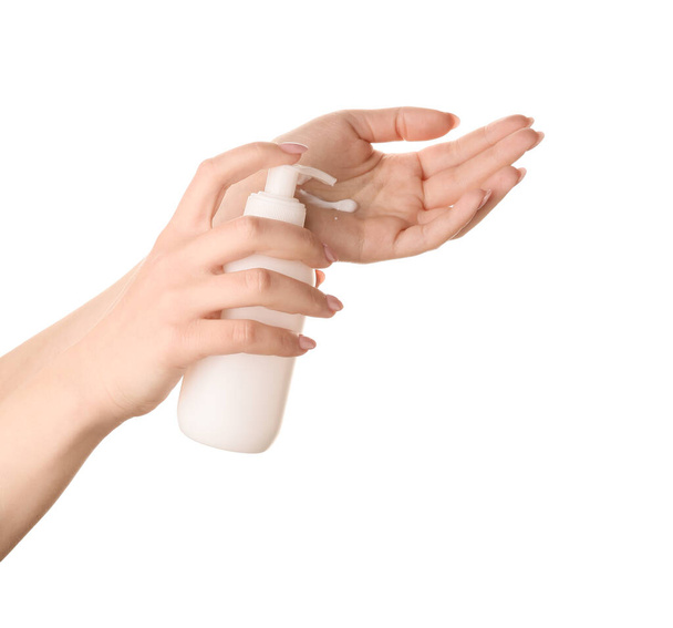 Hermosa joven aplicación de crema de manos sobre fondo blanco
 - Foto, Imagen