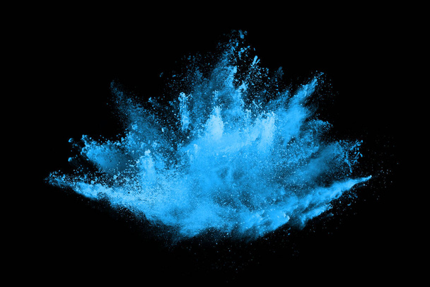 abstrait bleu poudre éclaboussé fond, gel mouvement de poudre de couleur explosant / jetant poudre de couleur, texture de paillettes de couleur sur fond noir. - Photo, image