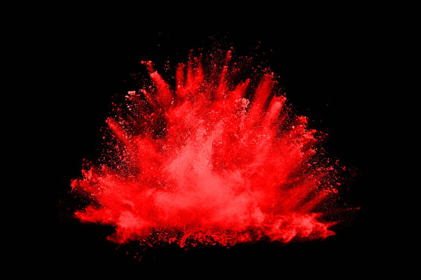 abstract rood poeder explosie op zwarte achtergrond.abstract rood poeder gespetterd op zwarte achtergrond. Bevriezen beweging van rood poeder exploderen. - Foto, afbeelding