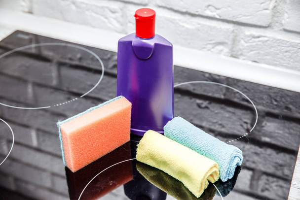 sponge for cleaning and washing dishes And washing agent - Φωτογραφία, εικόνα