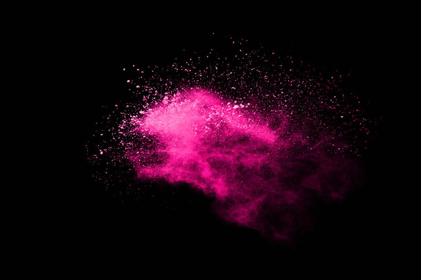 абстрактный розовый порошок брызги фона, замораживание движения цветового порошка взрываясь / бросая цветовой порошок, цвет блеск текстуры на черном фоне
. - Фото, изображение