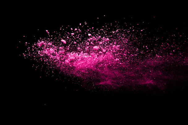 elvont rózsaszín por fröccsent háttér, fagyasztó mozgás színes por felrobban / dobás színes por, színes csillám textúra fekete háttér. - Fotó, kép