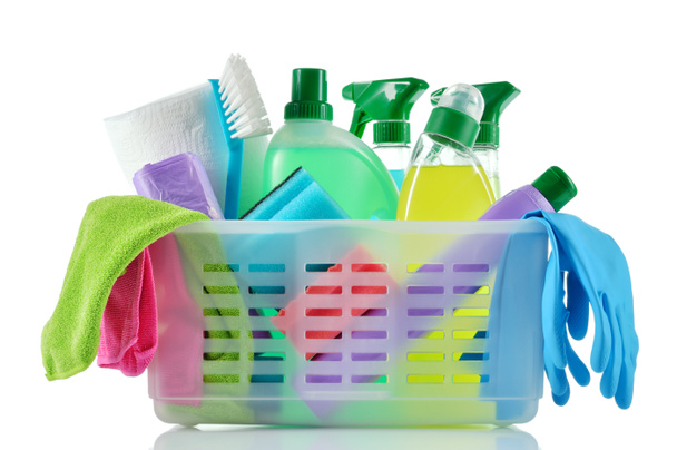 προϊόντα καθαρισμού και προμήθειες σε ένα καλάθι. - Φωτογραφία, εικόνα