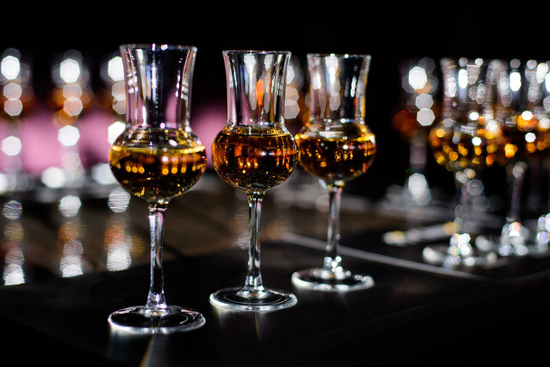 Vista generale della degustazione di whisky. Bicchiere di whisky. - Foto, immagini