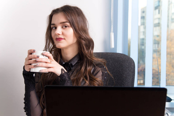 Деловая леди-менеджер пьет кофе-брейк между работой. Перерыв на кофе на работе в офисе. перерыв, чтобы разогреться - Фото, изображение